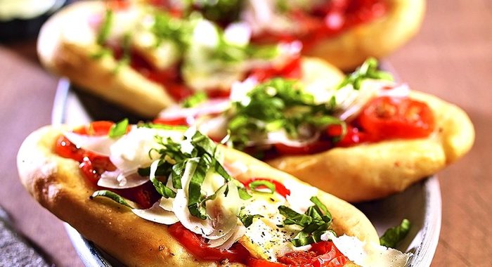 Пицца с томатами и козьим сыром