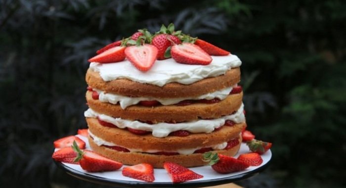 Торт с творогом и клубникой