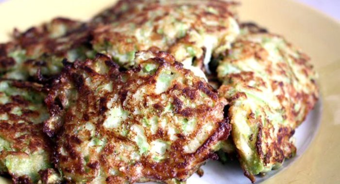 Оладьи из цукини со сметаной и мускатным орехом