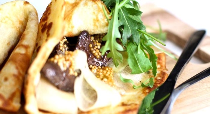 Блины с куриной печенкой и грушей