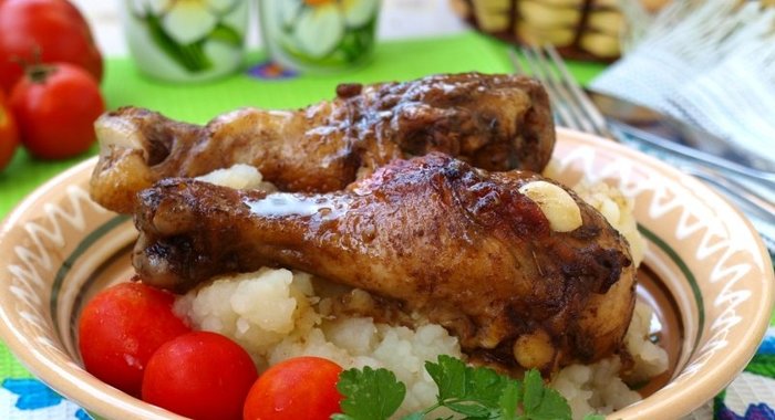 Куриные голени в маринаде с горчицей шпигованные чесноком