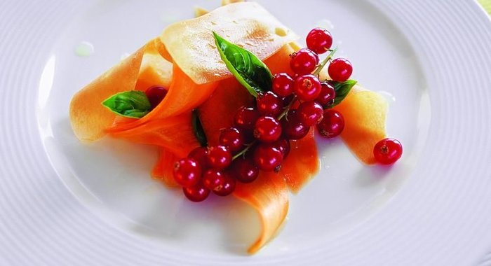 Салат из моркови, смородины и мяты