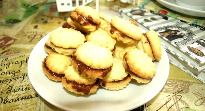 Печенье «Венское сабле» с ганашем из молочного шоколада