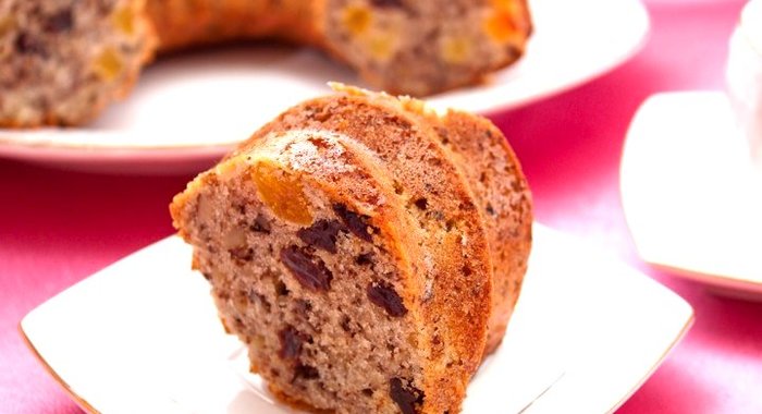 Кекс с курагой, изюмом и орехами