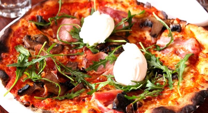 Пицца с беконом и грибами