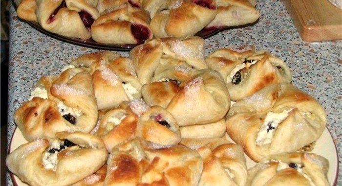 Конвертики с черной смородиной, бананом и маскарпоне