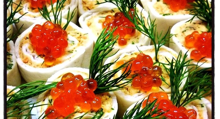 Рулетики с красной рыбой и икрой