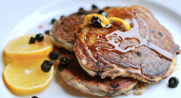 Оладьи с черникой и лимоном