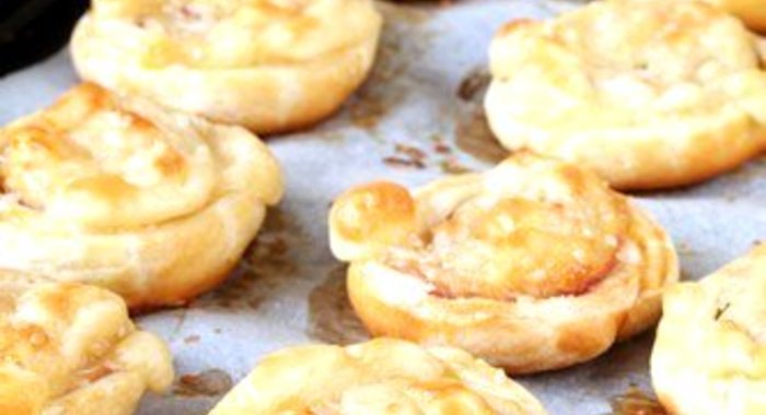 Слоеные спиральки с пармезаном и паприкой