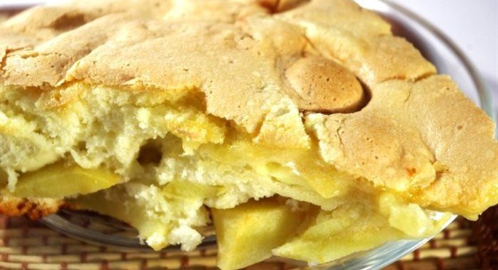 Пирог на скорую руку со сгущенным молоком