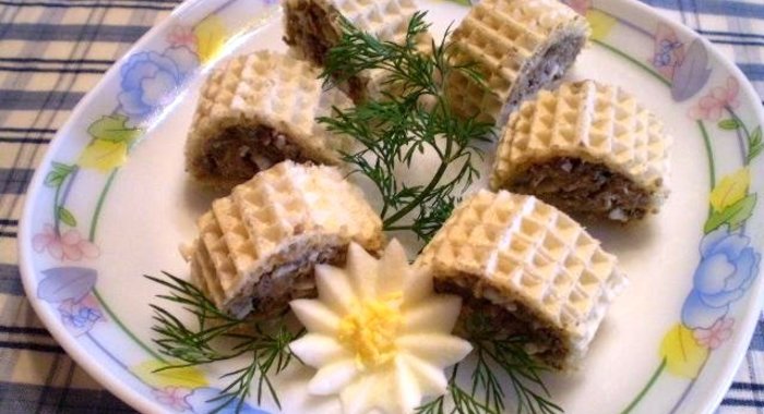 Рыбные вафельные рулетики