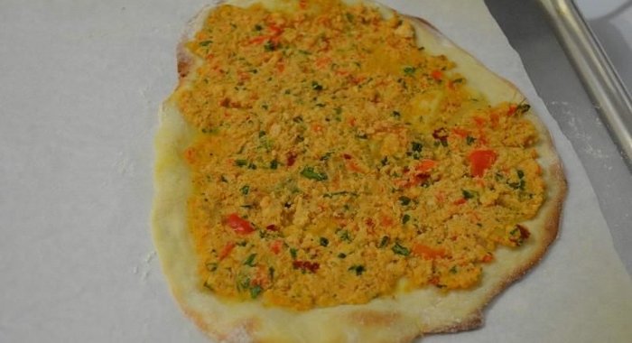 Турецкий Лахмаджун пицца с фаршем