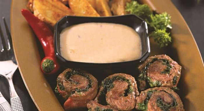 Рулетики из баранины с соусом из крыжовника