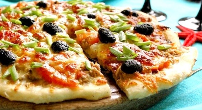 Пицца с консервированным тунцом и луком
