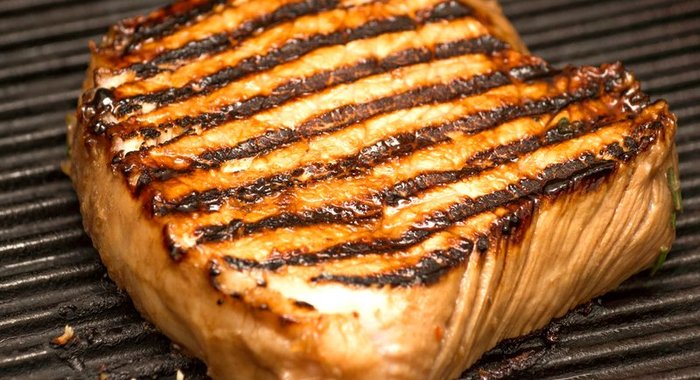 Свиная котлета, маринованная в кисло-сладком соусе, с брокколи