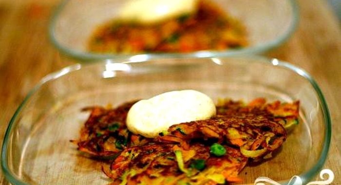 Овощные оладьи с соусом карри