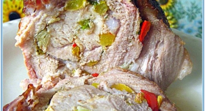 Рулет из свинины с паприкой и чесноком