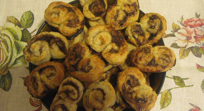 Слоеные ушки с корицей