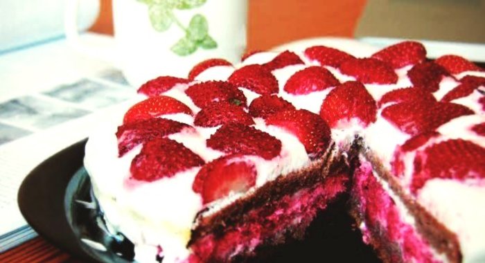 Бисквитный торт с ягодами и двойным кремом