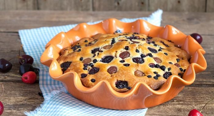 Пирог с черешней и черникой