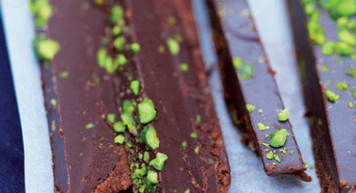 Шоколадный торт с фисташками