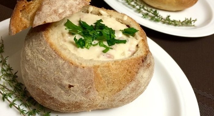 Клэм-чаудер в хлебной тарелке