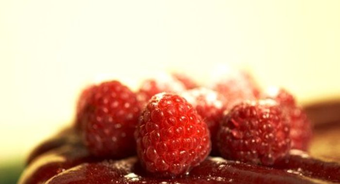 Шоколадный торт с малиной