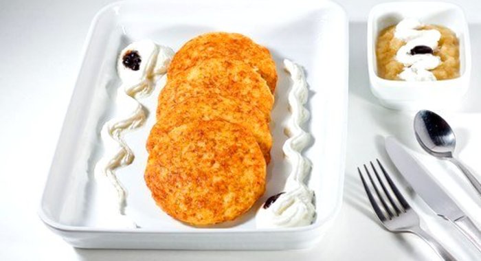 Сладкие картофельные оладьи с яблочным соусом