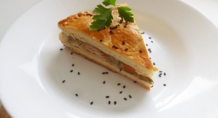 Пирог с курицей, лесными грибами и овощами