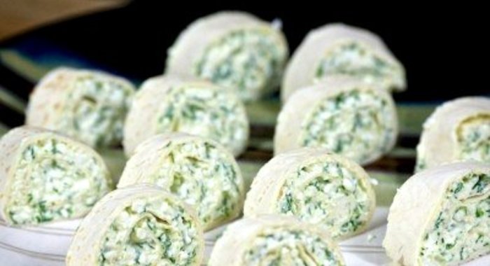 Рулетики из тортильи с сыром и чесноком
