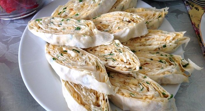 Рулет из лаваша с двумя видами сыра