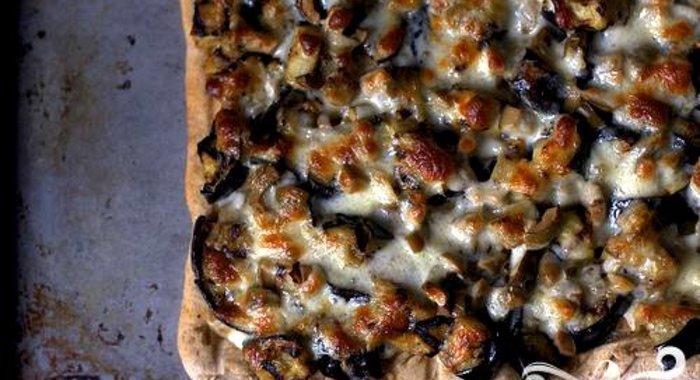 Пицца с баклажанами и оливками