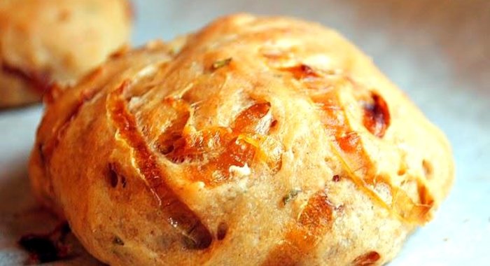 Хлеб с луком и розмарином