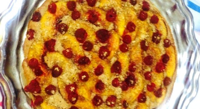 Ореховый пирог с персиками и малиной