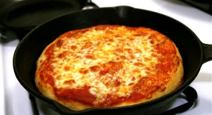 Пицца с курицей на сковороде