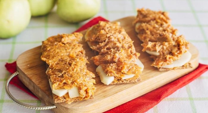 Хлебцы с пастой из сухофруктов и меда