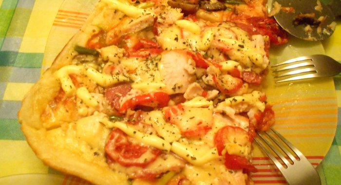 Быстрая пицца с копченой курицей и грибами