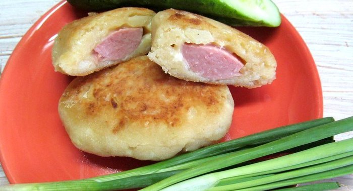 Картофельные пирожки с сарделькой