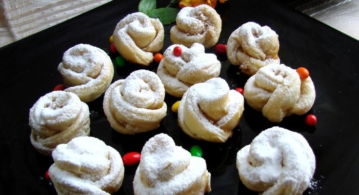 Печенье из слоеного дрожжевого теста