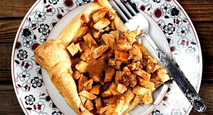 Открытый яблочный пирог из слоеного теста