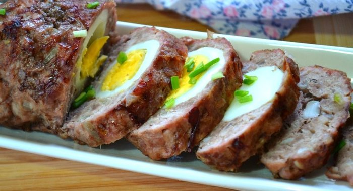 Мясной рулет с яйцом в духовке