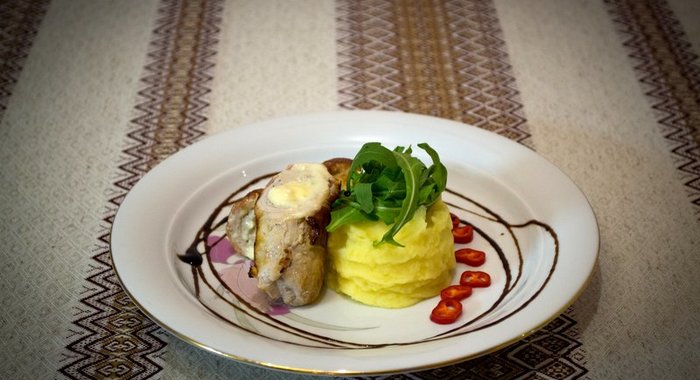 Рулетики из свинины в беконе с сыром дор-блю