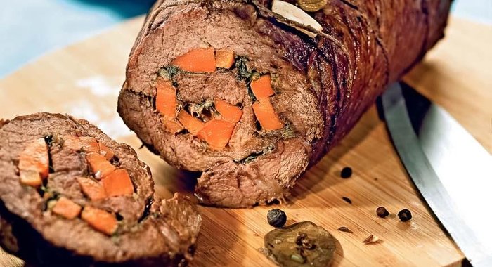 Рулет из говядины с морковью
