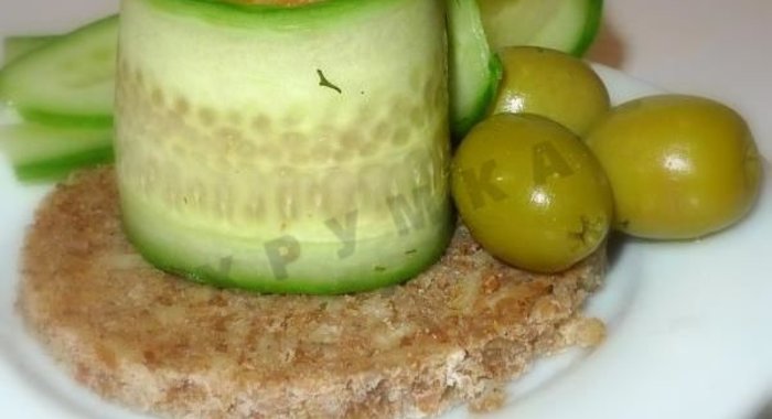 Рулетики из огурцов и семги