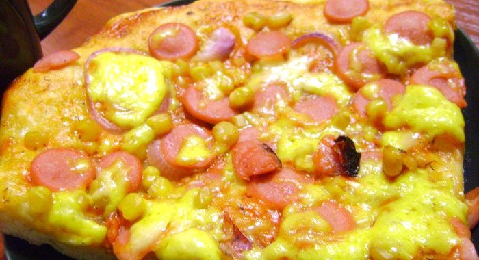 Пицца с сосисками и кукурузой
