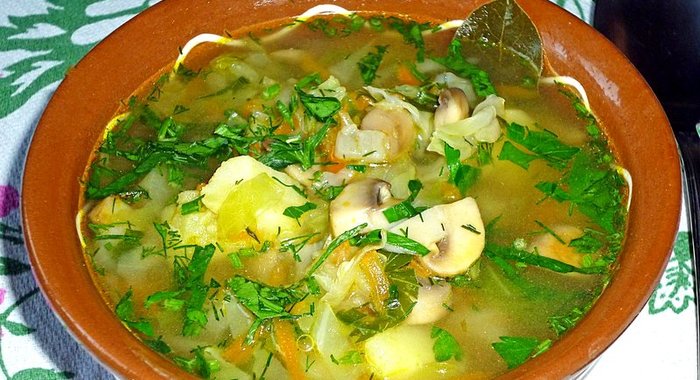 Вегетарианский суп с капустой и грибами