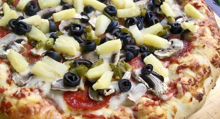 Пицца с ананасами и грибами