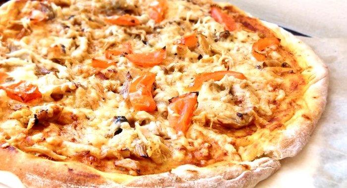 Пицца с кусочками курицы и помидорами