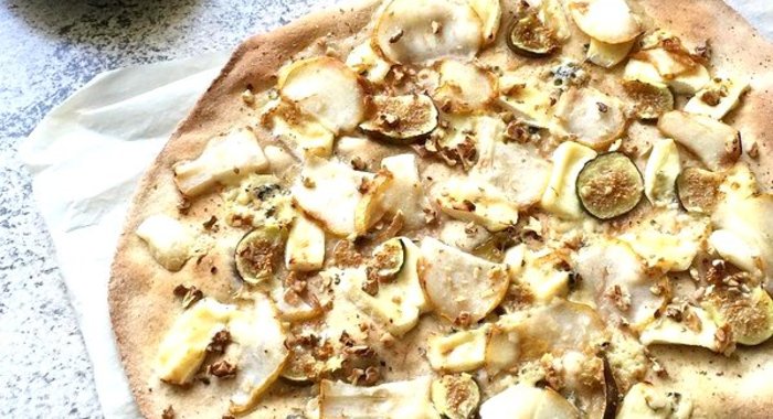 Пицца с грушей и сыром бри на тесте из цельнозерновой муки