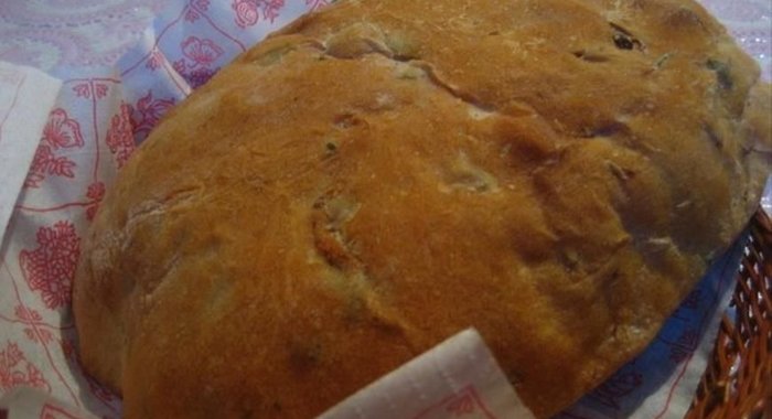 Хлеб с красным луком, оливками и укропом